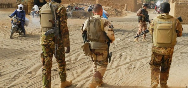 Mali: Opérations conjointes FAMa-Barkhane dans le Gourma: Plusieurs terroristes neutralisés, 7 motos saisies, 11 armes légères et une mitrailleuse lourde saisies