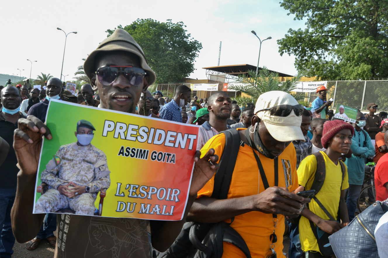 Au Mali, le colonel Assimi Goïta enfile le costume de président dans un Sahel meurtri