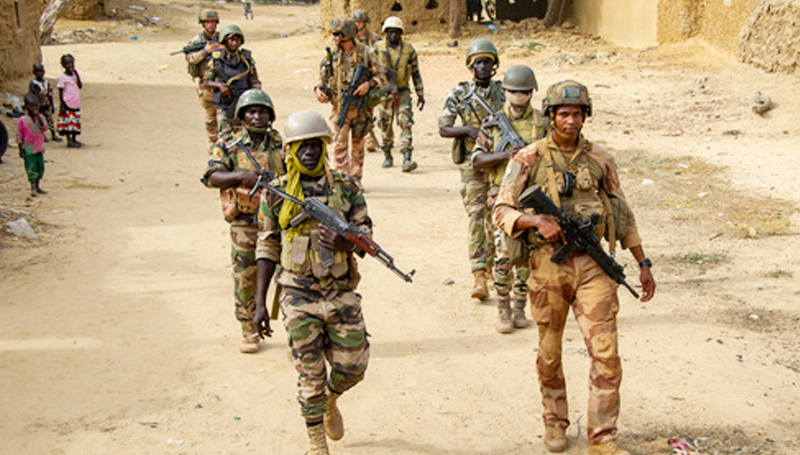 Mali: Paris reprend ses opérations au Sahel