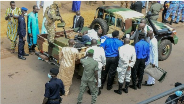 Mali: qui se trouve derrière la tentative d’assassinat du colonel Assimi Goïta ?