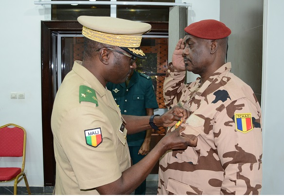 Mali: En passant le témoin au nouveau Commandant de la FC-G5-Sahel, Gal Oumar Bikimo, le sortant Gal Oumarou Namata dresse le bilan des opérations » De 2019 à nos jours, des centaines de terroristes ont été neutralisés, des dizaines d’autres interpellés… «