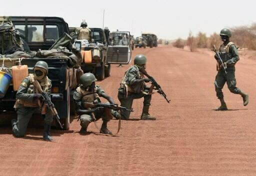 Mali: quinze soldats tués dans une embuscade dans le centre, selon l’armée