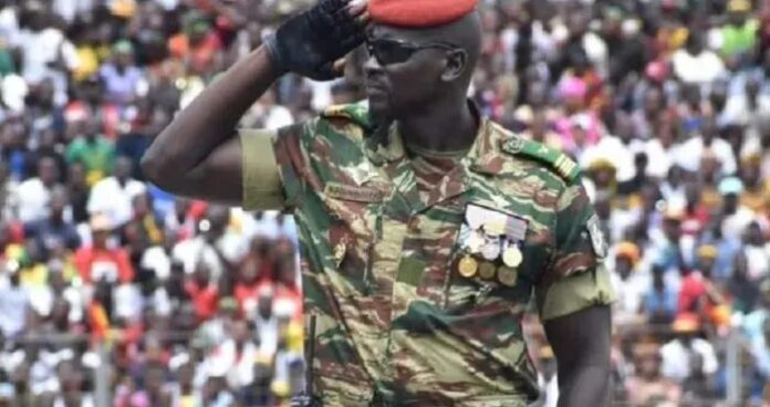 Coup d’État en Guinée : Les militaires du Colonel Mamady Doumbouya applaudis dans les rues