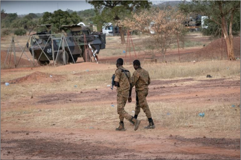 En route pour le Mali, un convoi militaire français reste bloqué au Burkina