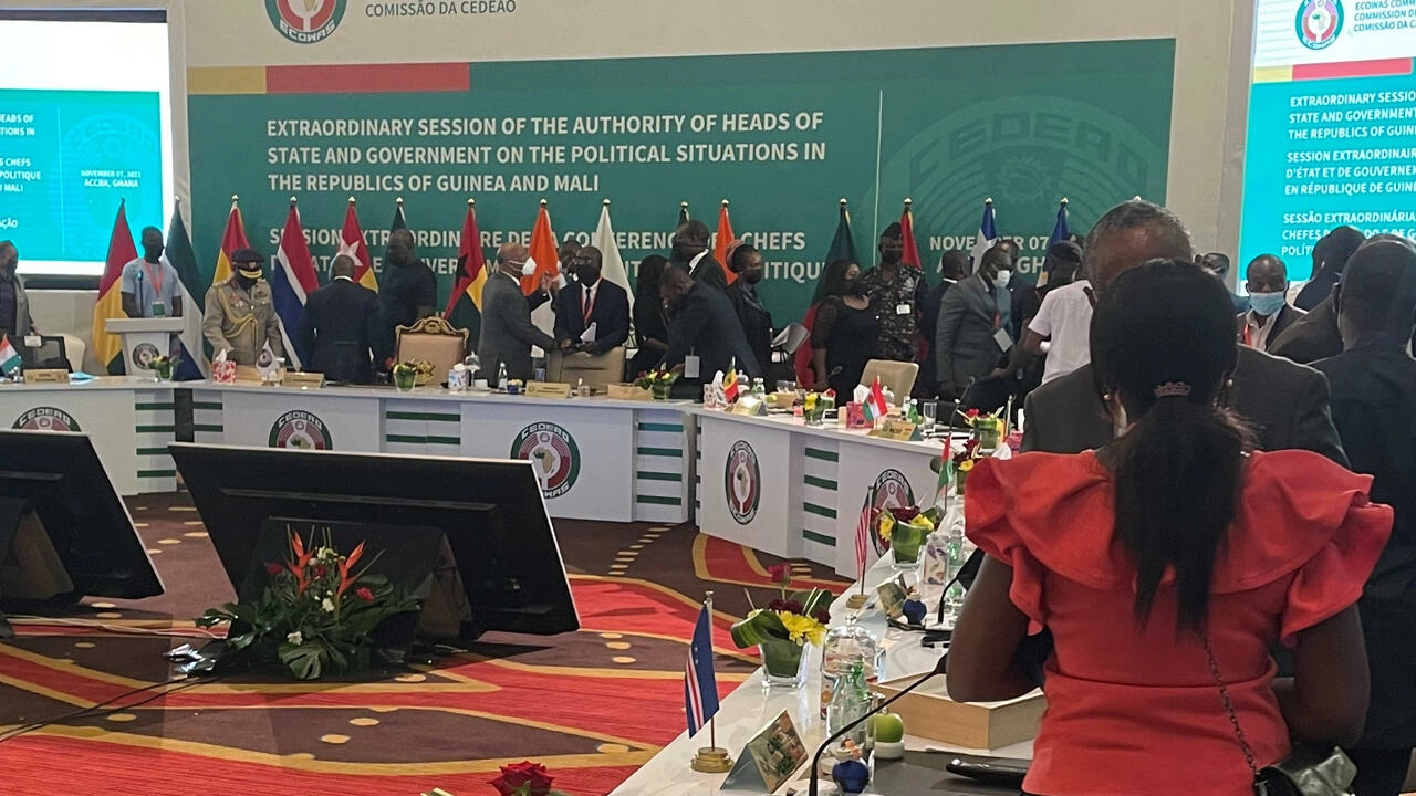 La Cédéao durcit les sanctions individuelles contre les militaires au pouvoir au Mali et en Guinée