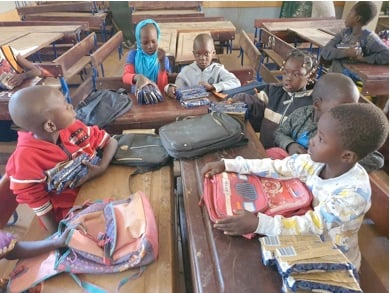 Un avion en provenance de Russie a apporté des cadeaux sucrés aux enfants maliens