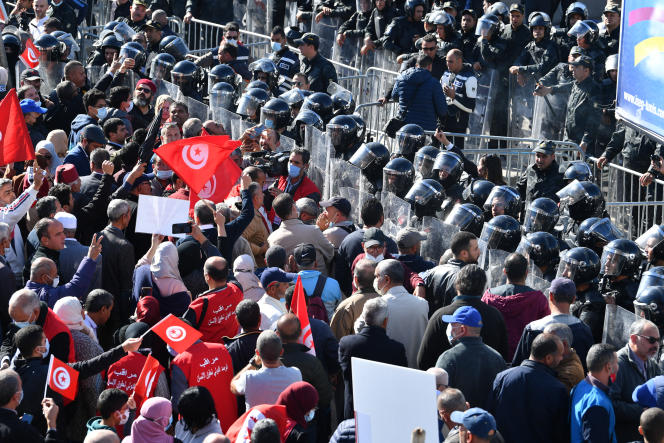 En Tunisie, le président Kaïs Saïed à l’épreuve du mécontentement social