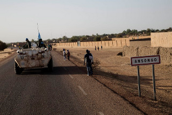 Mali : un convoi militaire français bloqué pendant quelques heures à l’entrée d’Ansongo