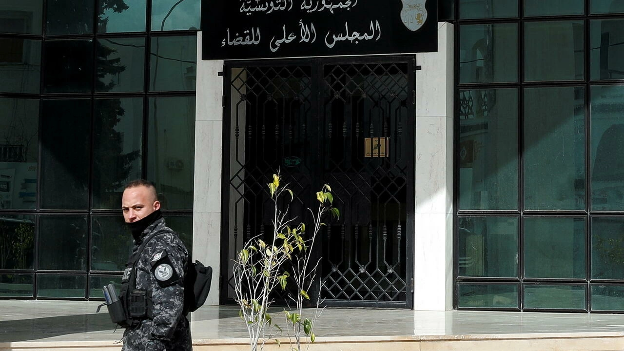 En Tunisie, la dissolution du Conseil supérieur de la magistrature provoque la colère des juges