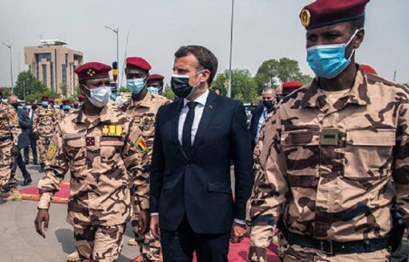 Tchad : aux obsèques d’Idriss Déby Itno, la realpolitik rattrape Emmanuel Macron