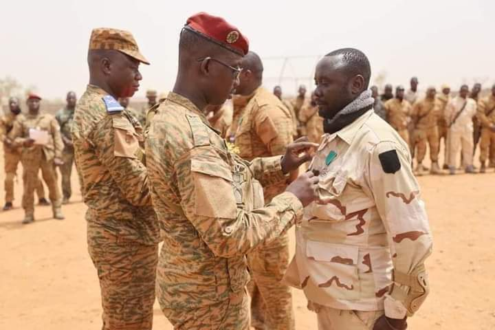 BURKINA FASO: Vigoureuse riposte a l attaque du detachement de Bourzanga: le Chef supreme des Armees decore le personnel de la Croix du combattant