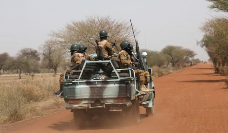 Burkina Faso: 11 éléments des forces sécuritaires et  une vingtaine de terroristes tués dans deux attaques