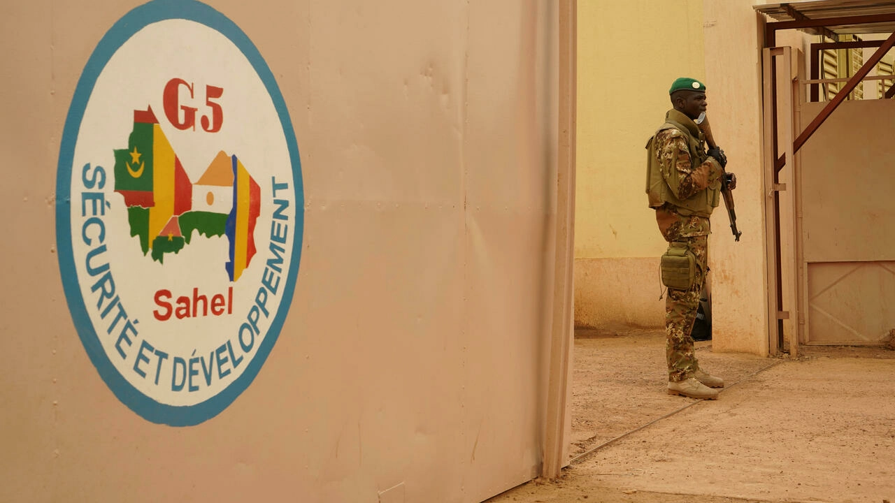 À la Une: le Mali s’isole encore un peu plus