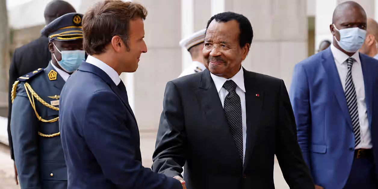 Cameroun : sécurité, mémoire et pas de sujet qui fâche… L’essentiel de la rencontre entre Paul Biya et Emmanuel Macron