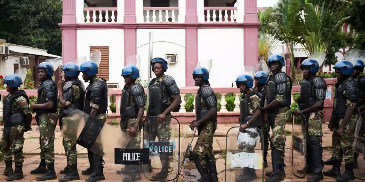 Mali : pourquoi le régime d’Assimi Goïta transforme les policiers en militaires