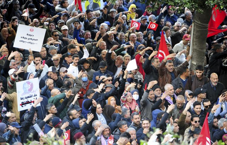 Tunisie: des milliers de manifestants contre le président Kaïs Saïed et les pénuries