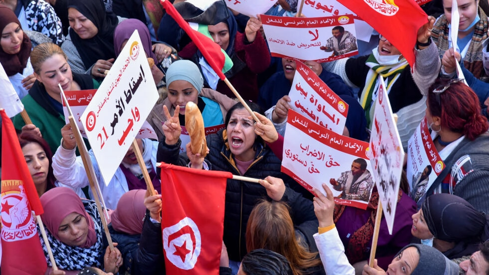 Les arrestations d’opposants au président Kaïs Saïed continuent en Tunisie