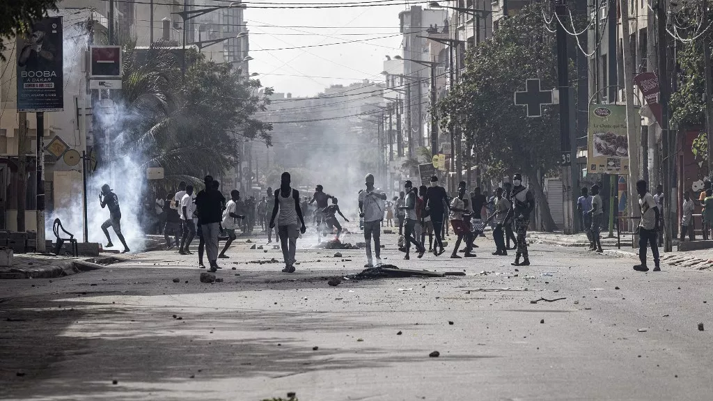 Le Sénégal enquête sur des hommes armés en civil lors des manifestations