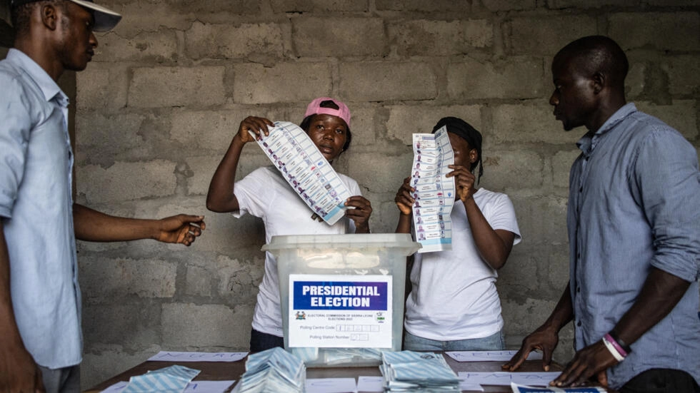 Présidentielle en Sierra Leone : la police disperse des opposants dans l’attente des résultats