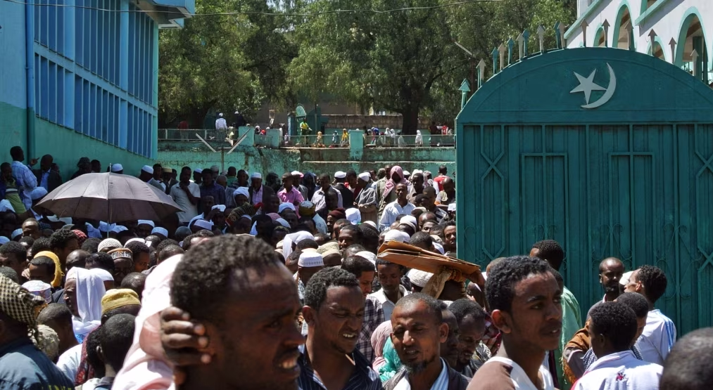 De jeunes musulmans affrontent la police après la prière à Addis Abeba