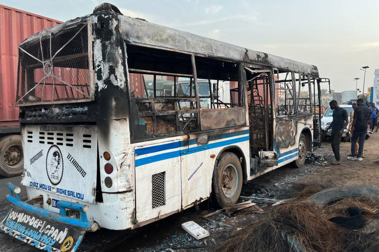 Sénégal : deux morts dans un bus attaqué à l’engin incendiaire, « un attentat terroriste » selon Dakar