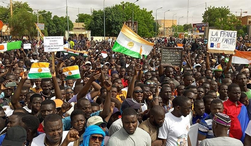 La méthode «bras de fer» de Macron si souvent utilisée contre les Français ne fonctionne pas au Niger