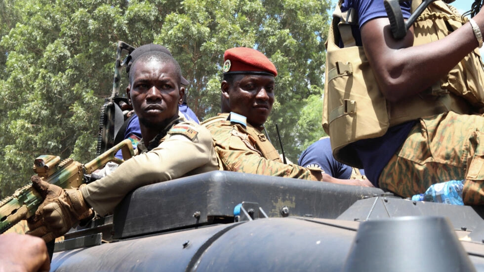 Burkina Faso: un an après le deuxième putsch, moins d’attaques de groupes armés mais plus de victimes