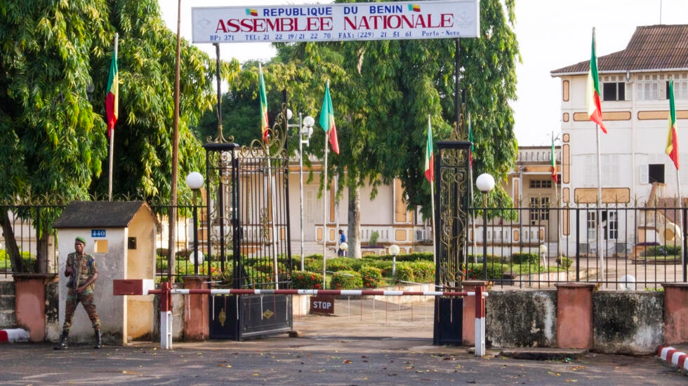 Bénin: une commission de l’Assemblée nationale rejette une proposition de loi d’amnistie pour les opposants en exil