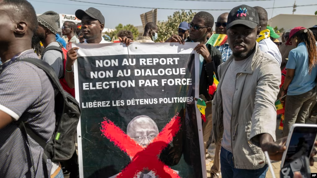 Présidentielle au Sénégal: le président Sall accusé de traîner les pieds