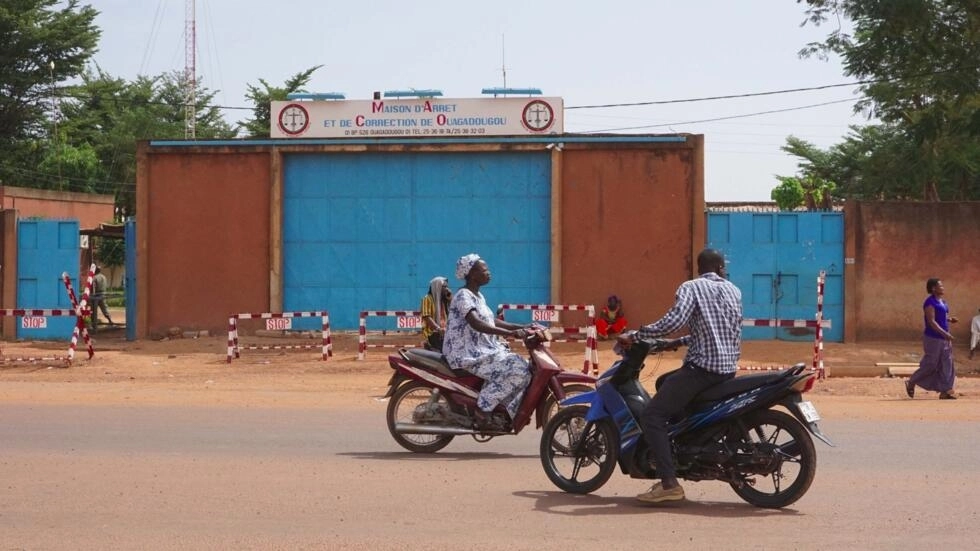 Le Burkina annonce la création de prisons militaires annexes, les associations s’inquiètent