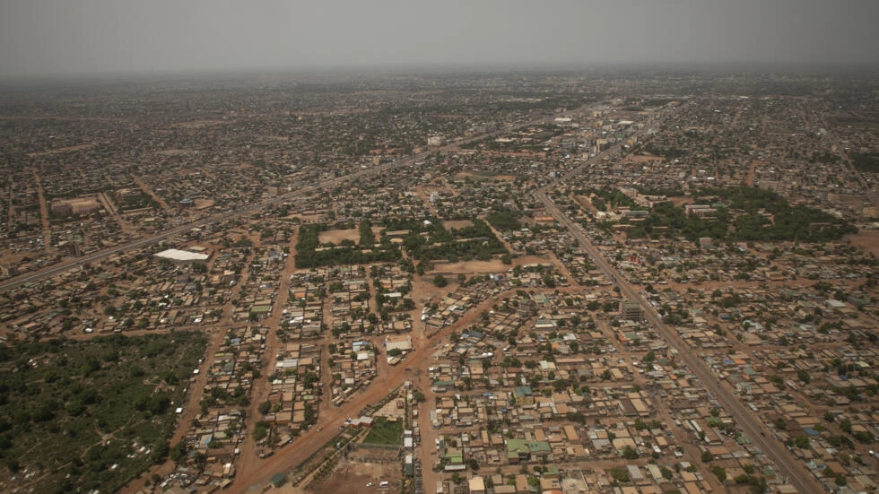 Burkina Faso: des questions toujours en suspens après des détonations à la télé publique et une attaque dans le Nord-Est