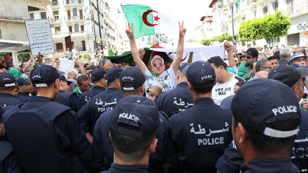 En Algérie, l’opposant Fethi Ghares remis en liberté sous contrôle judiciaire