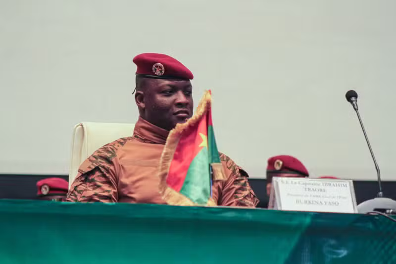 Au Burkina Faso, la junte gèle les avoirs d’une centaine de militaires et d’opposants