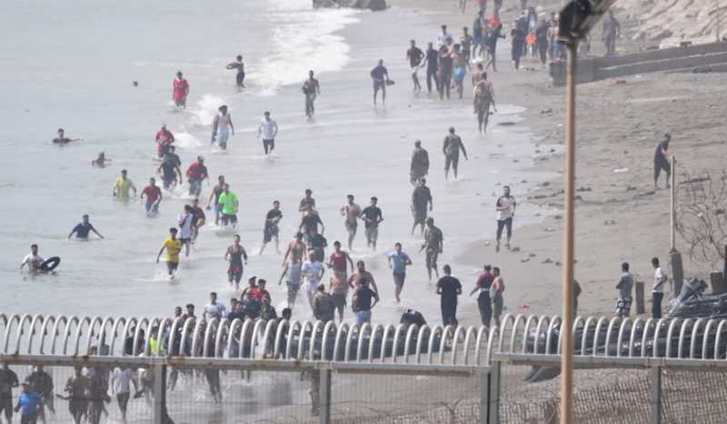 «Urgence humanitaire et sociale absolue» : Ceuta confrontée à une arrivée massive de migrants par la mer